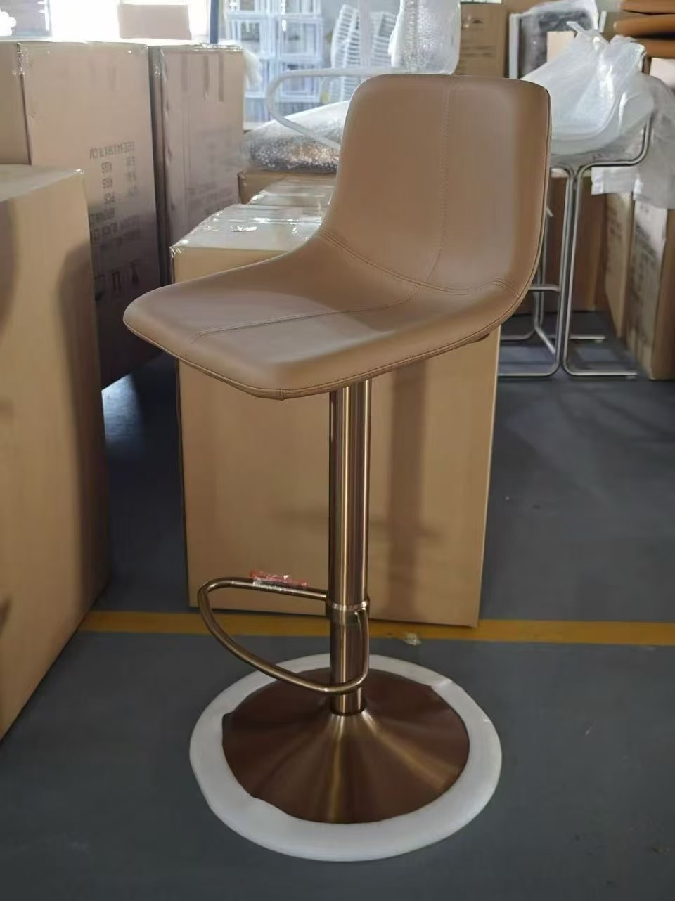 Minimalist saddle bar chair