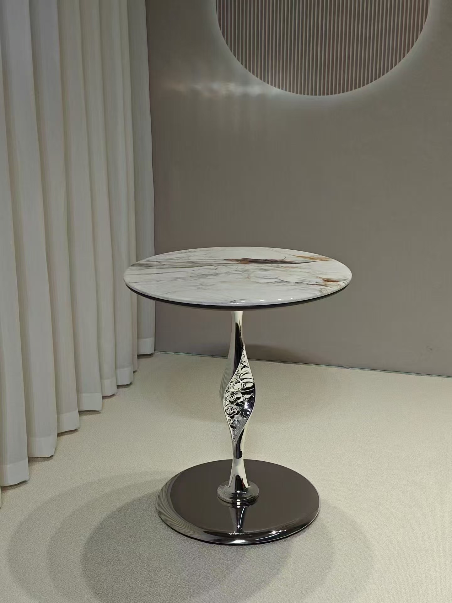 Carved and twisted stainless steel edge