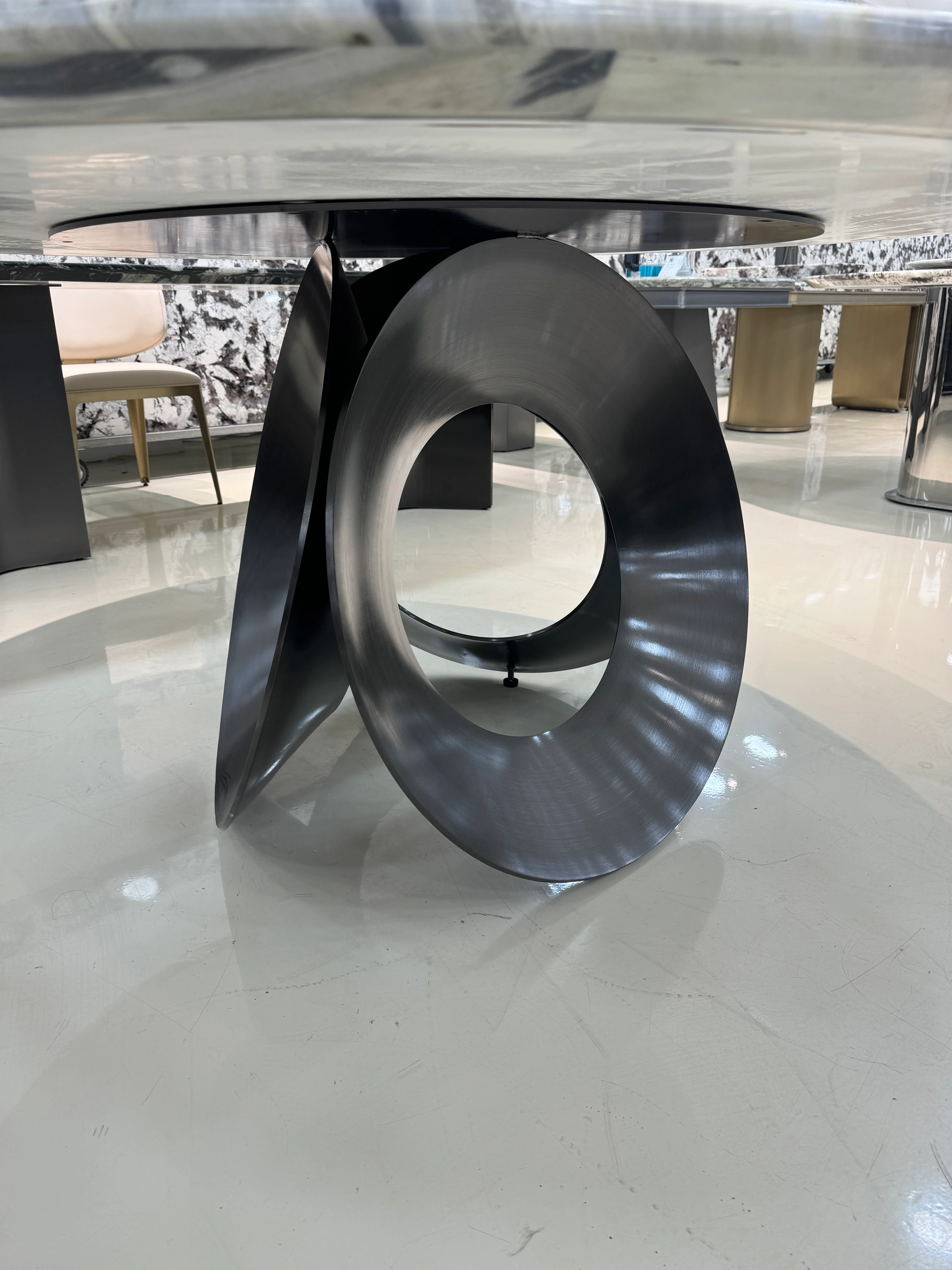 RT-001 Round table