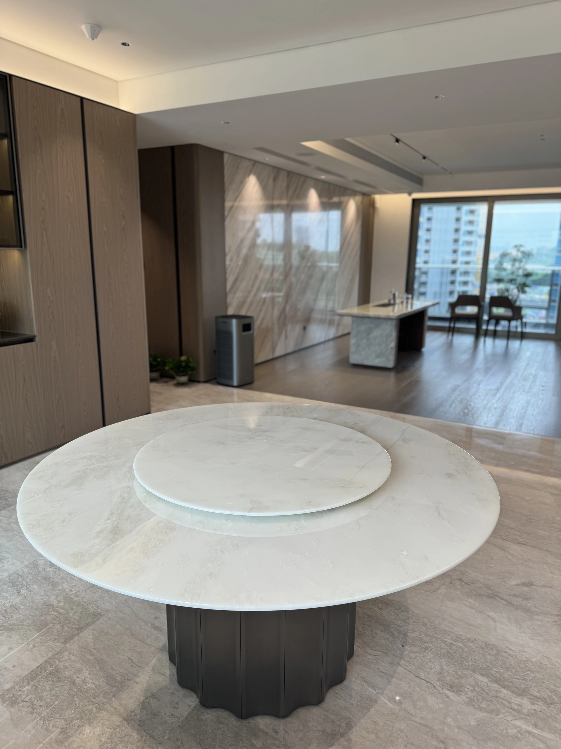 RT-612 Round table
